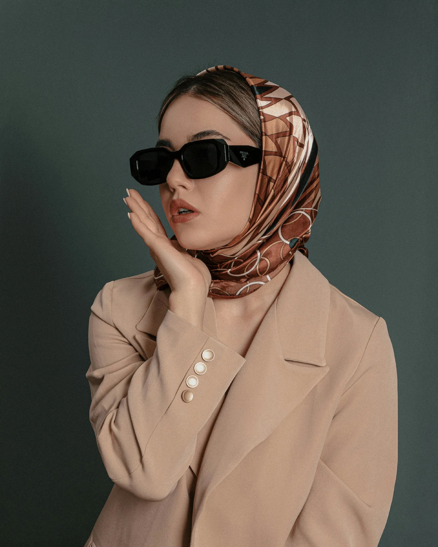 تنسيق وشاح ونظارات شمسية من صور الهوية